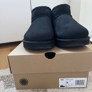 UGGS MINI BLACK BOOTS (UGG)